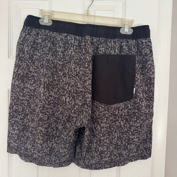 Vuori Kore Black/Gray Patterned Athletic Shorts Size Large - Picture 2 of 3